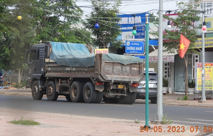 Lúc 8 giờ sáng ngày 24/5, tại con đường nội ô Tôn Đức Thắng đoạn qua phường tiến thành phóng viên cũng ghi nhận nhiều xe chở đất, đá vượt chiều cao, dấu hiệu quá tải trọng xe cho phép vẫn lưu thông. Ảnh: Lâm Thiện.