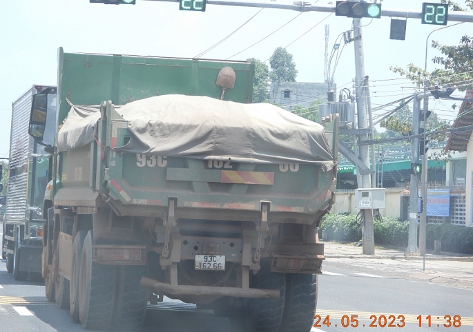 Sáng ngày 24/5, phóng viên ghi nhận xe chở đất vượt chiều cao, có dấu hiệu quá tải đang thông trên Quốc lộ 14, đoạn qua trung tâm TP Đồng Xoài. Ảnh: Lâm Thiện.