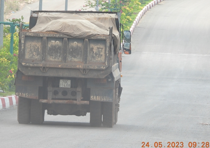 Cũng trong buổi sáng 24/5, tại đường Phan Bội Châu - con đường nội ô mới khánh thành đưa vào sử dụng, vẫn là cảnh tượng hàng chục lượt xe ben chở đất vượt chiều cao so với thành thùng, dấu hiệu quá tải rất rõ, chạy ra từ điểm khai thác đất tại khu phố Tân Trà, (phường Tân Bình, TP Đồng Xoài) ngang nhiên lưu thông. Ảnh: Lâm Thiện.