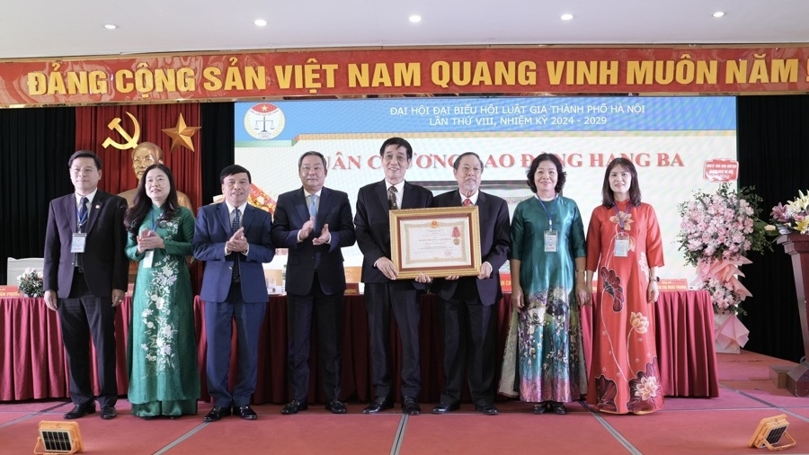 hoi luat gia tp ha noi don nhan huan chuong lao dong hang ba