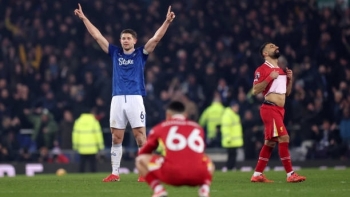 Liverpool đánh rơi chiến thắng phút bù giờ trước Everton