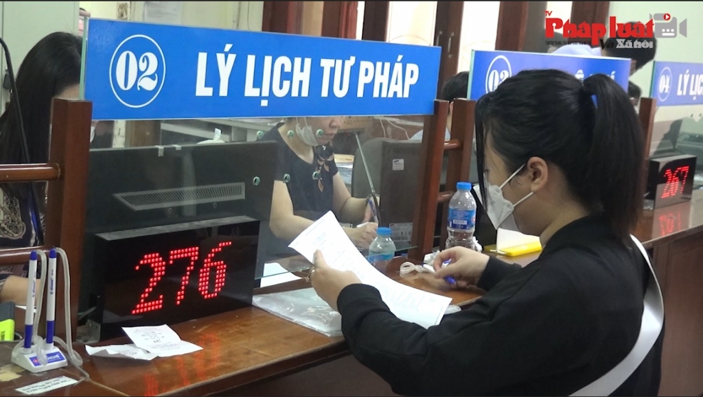 Người dân không phải xếp hàng dài nộp hồ sơ xin cấp Phiếu lý lịch tư pháp ở Hà Nội