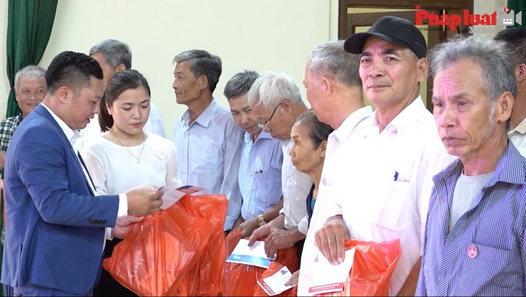Hội Nhà báo Hà Nội thăm, tặng quà đối tượng chính sách tại Ninh Bình