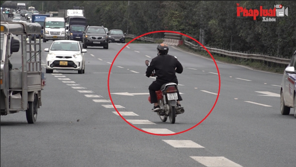 Cảnh sát giao thông Hà Nội "đón lõng" xử phạt hàng loạt người đi xe máy trên Đại lộ Thăng Long