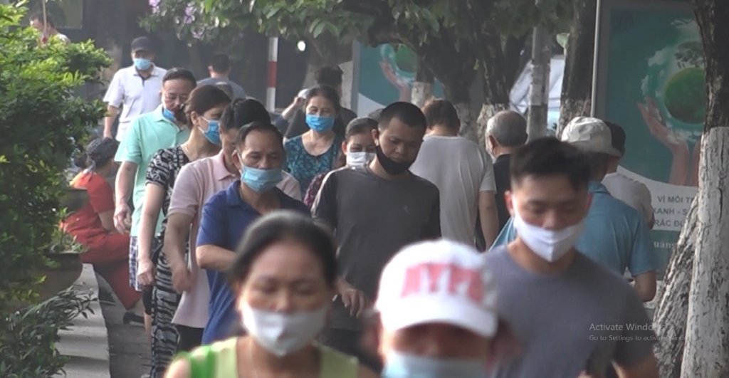 Hà Nội:  Người dân vẫn vô tư ra công viên, bờ hồ tập thể dục, bất chấp dịch Covid-19