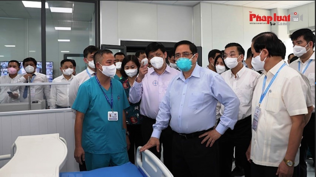 Thủ tướng kiểm tra Bệnh viện dã chiến điều trị COVID-19 hiện đại tại Hà Nội