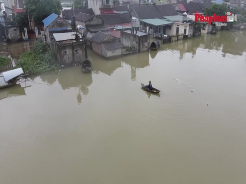 Hàng trăm hộ dân khu vực ngoại thành Hà Nội bị ảnh hưởng của mưa bão