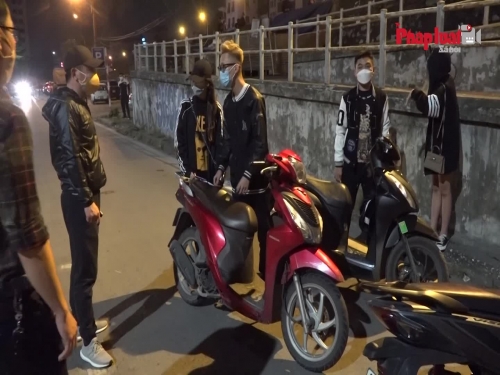 Công an Hà Nội vây bắt nhóm "quái xế" đua xe, náo loạn đường phố