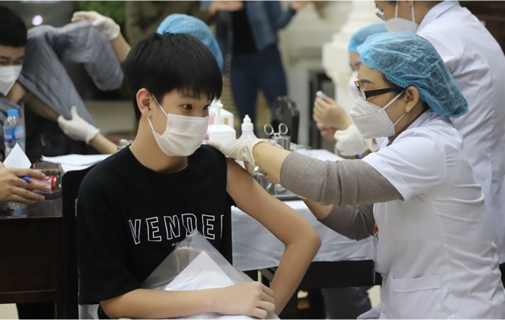 Hà Nội: Hàng nghìn học sinh lớp 9 được tiêm vắc-xin COVID-19 mũi một