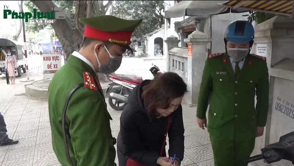 Phường Láng Thượng ra quân xử lý vi phạm trật tự đô thị trên phố Chùa Láng
