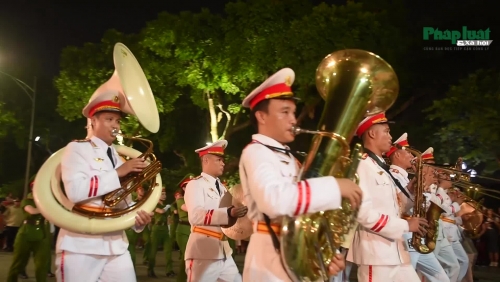 Đội Nghi lễ Công An Nhân dân lần đầu tiên trình diễn âm nhạc tại phố đi bộ hồ Hoàn Kiếm