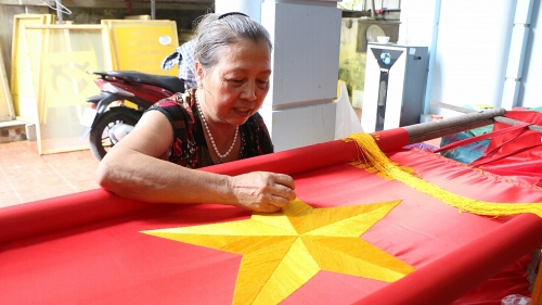 Thường Tín, Hà Nội: Làng nghề may cờ Tổ quốc tất bật trước dịp bầu cử