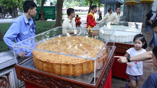 Người dân Hà Nội thích thú với cặp bánh trung thu “khổng lồ”