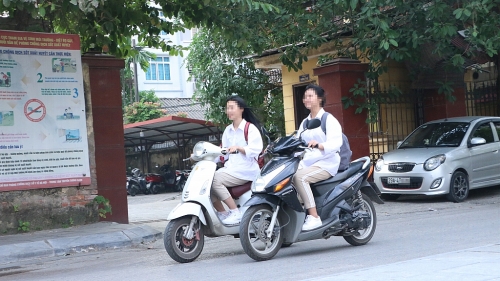 Học sinh phổ thông vô tư điều khiển xe máy trên 50cc đi học và trách nhiệm của phụ huynh