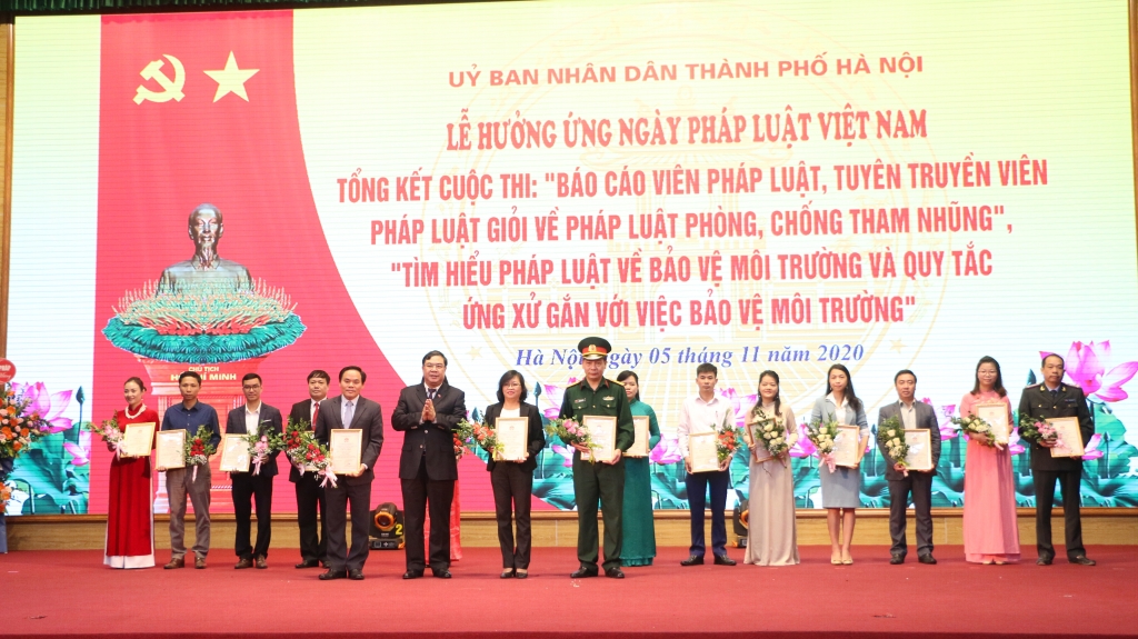 Hà Nội tổ chức lễ hưởng ứng Ngày Pháp luật Việt Nam và trao giải thưởng hai cuộc thi về pháp luật